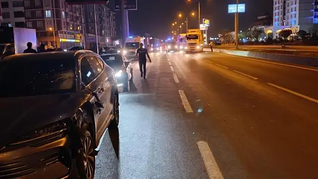 Yolun karşısına geçmeye çalışan 2 kadına otomobil çarptı