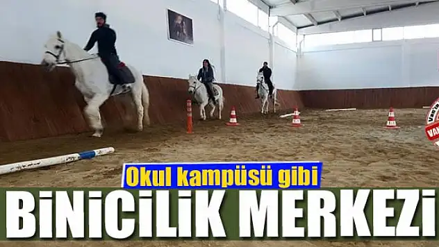 Okul kampüsü gibi binicilik merkezi 