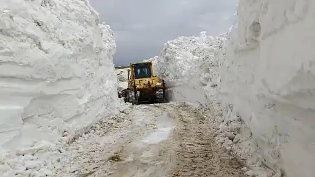 Yüksekova'da 3 metrelik karda yol açma çalışması