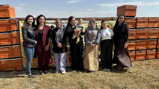 Yüksekova'da arıcılığa kadın eli değiyor: Bin 275 kovan desteği verildi