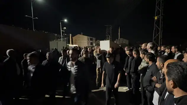 Yüksekova'da bıçaklı saldırıda hayatını kaybeden genç toprağa verildi