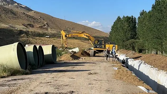 Yüksekova'da boru döşeme çalışmaları