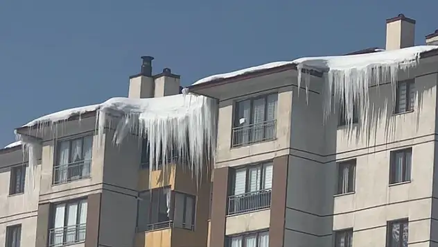 Yüksekova'da buz sarkıtları 3 metreyi aştı