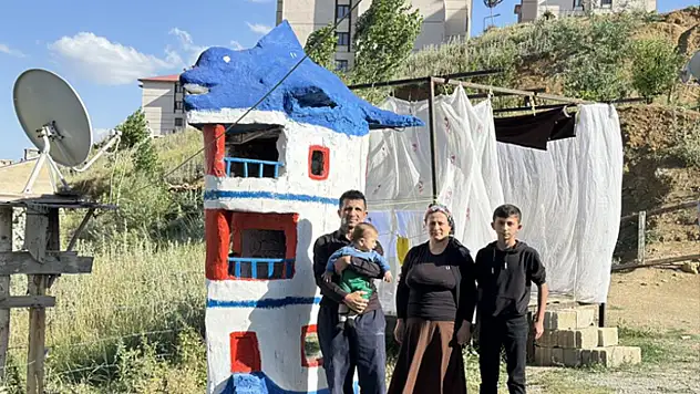 Yüksekova'da görenleri şaşırtan gemi ve yunus figürlü ev maketi