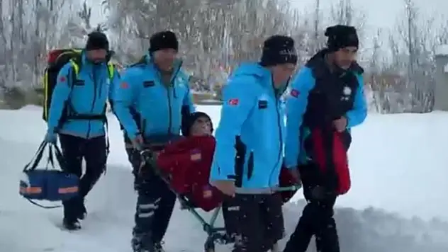 Yüksekova'da kar esaretinde zamanla yarış