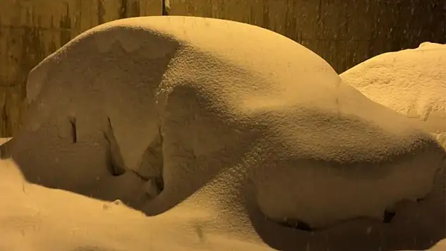 Yüksekova'da kar kalınlığı 40 santimetreyi geçti