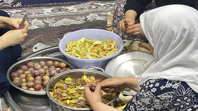 Yüksekova'da kış hazırlığı: Pestil yapımı sürüyor