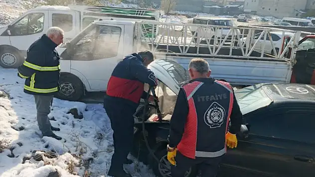 Yüksekova'da seyir halindeki otomobil yandı