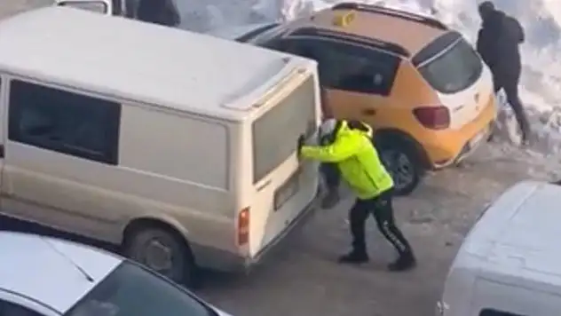 Yüksekova'da soğuk havada iç ısıtan hareket: Trafik polisi mahsur kalan aracı iterek kurtardı