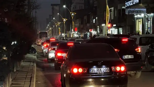 Yüksekova'da trafik çileye döndü