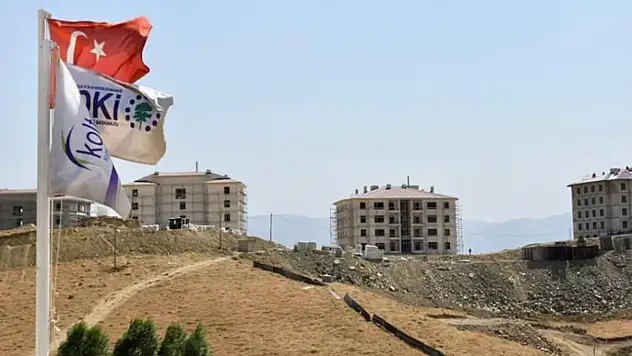 Yüksekova'da yeni TOKİ konutları yükseliyor