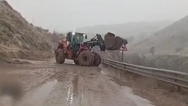 Yüksekova-Van kara yolunda heyelan meydana geldi