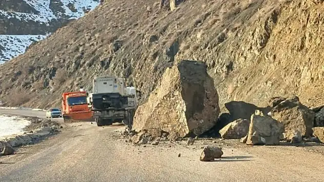 Yüksekova–Van yolunda dev kaya parçaları yola düştü