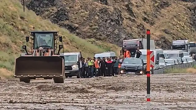Yüksekova-Van yolunda heyelan
