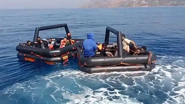 Yunan unsurları 2 can salı içindeki 19 kaçak göçmeni ölüme terk etti