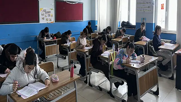 Yunus Emre Ortaokulu'nda Etüt Van deneme sınavına yoğun katılım