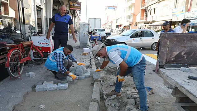Zeylan Caddesi'nde kaldırım bakım onarım çalışmaları devam ediyor