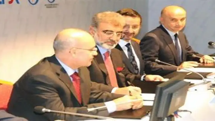 TARİHİ İMZAYA TANIKLIK EDİYORUZ