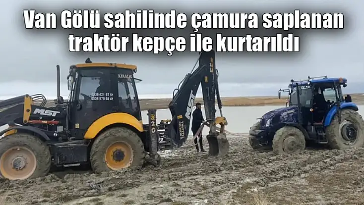 Van Gölü sahilinde çamura saplanan traktör kepçe ile kurtarıldı
