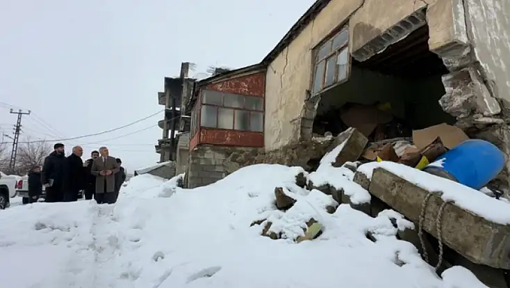 Yüksekova'da evi çöken yaşlı kadına devlet desteği