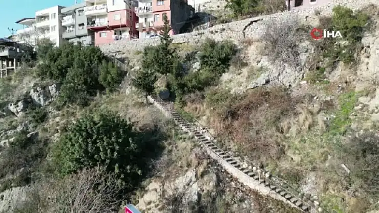 107 basamaklı merdivenden dinlene dinlene evlerine ulaşıyorlar