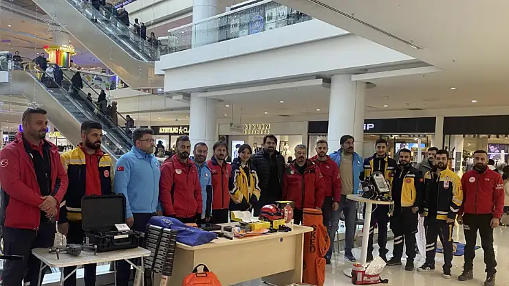 112 ve UMKE ekibi, Van AVM'de halkla buluştu