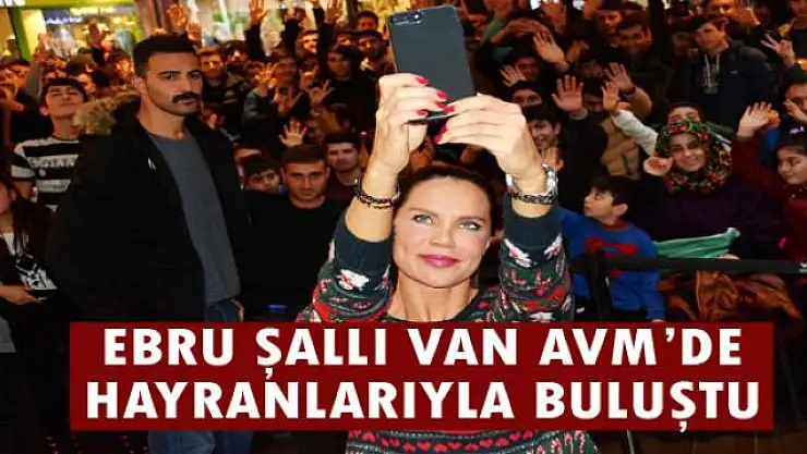 Ebru Şallı Van AVM'de hayranlarıyla buluştu