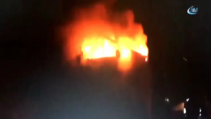 Evde çıkan Çangında önce oğlunu attı sonra kendi atladı