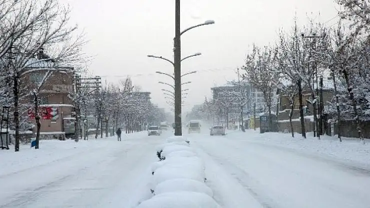 Van'da uçak seferleri  iptal,48 mahalle yolu ulaşıma kapalı