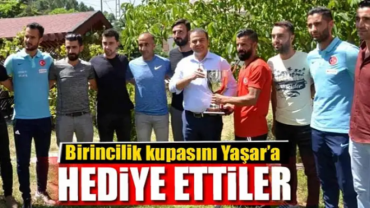 Birincilik kupasını Başkan Vekili Yaşar'a hediye ettiler
