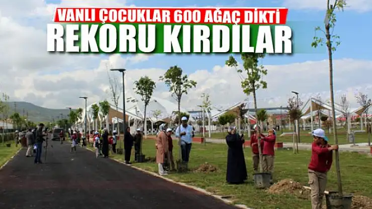 Anneleri için ağaç diken çocuklar rekorlar kitabına girdi