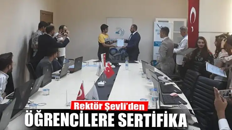 Rektör Şevli'den öğrencilere sertifika