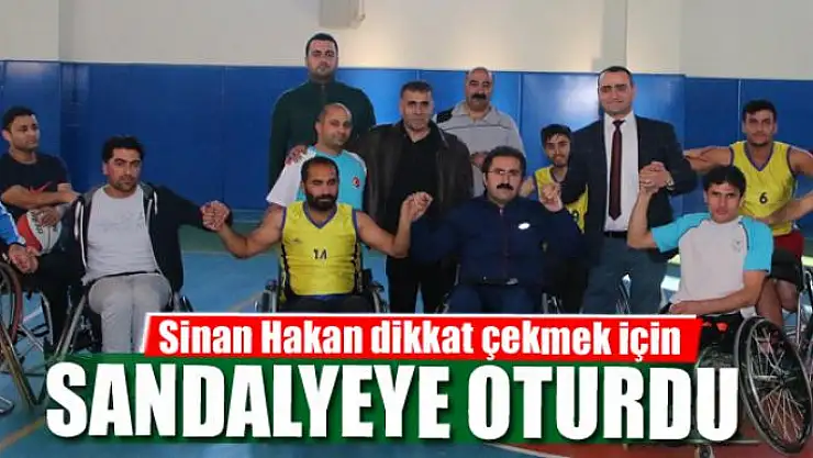 Başkan Hakan, engeli yaşama dikkat çekmek için tekerlekli sandalyeye oturdu 
