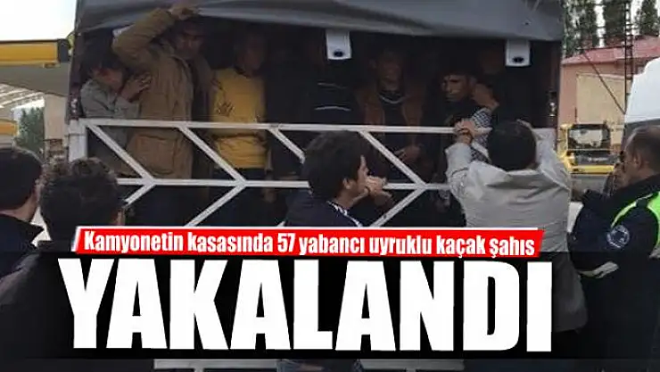Kamyonetin kasasında 57 yabancı uyruklu kaçak şahıs yakalandı