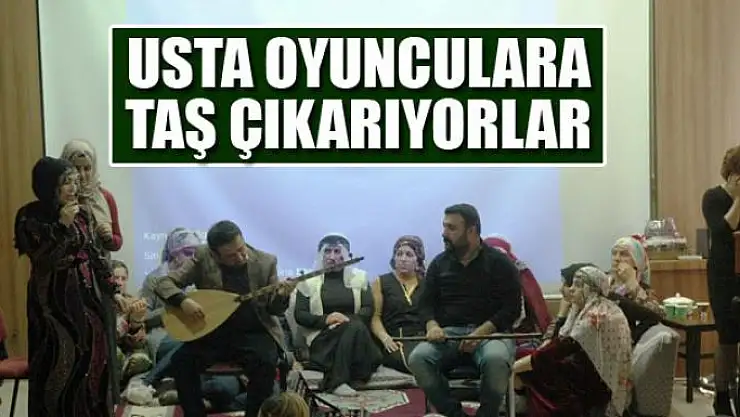Ev hanımları sergiledikleri tiyatroda usta oyunculara taş çıkardı 