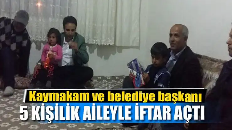 Kaymakam ve belediye başkanı 5 kişilik aileyle iftar açtı