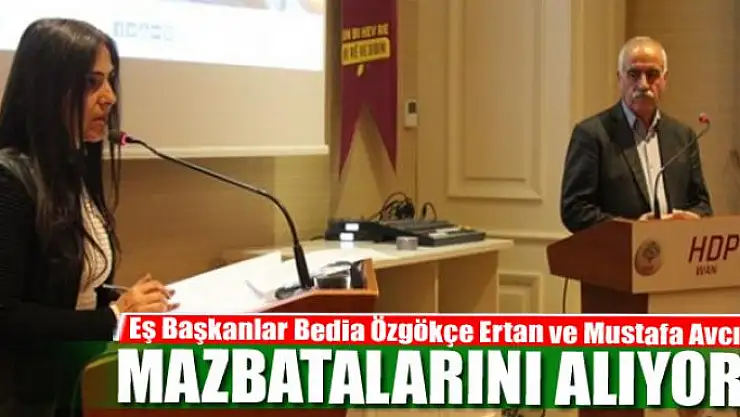 Eş Başkanlar Bedia Özgökçe Ertan ve Mustafa Avcı mazbatalarını alıyor