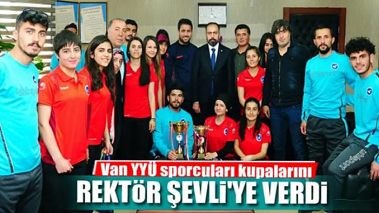 Van YYÜ sporcuları kupalarını Rektör Şevli'ye verdi 