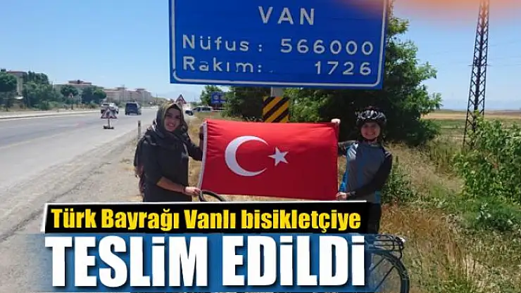 Türk Bayrağı Vanlı bisikletçiye teslim edildi