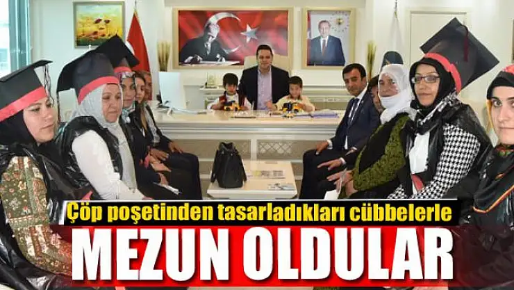 Çöp poşetinden tasarladıkları cübbelerle mezun oldular