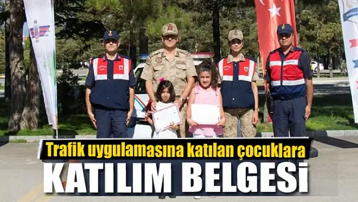 Trafik uygulamasına katılan çocuklara katılım belgesi