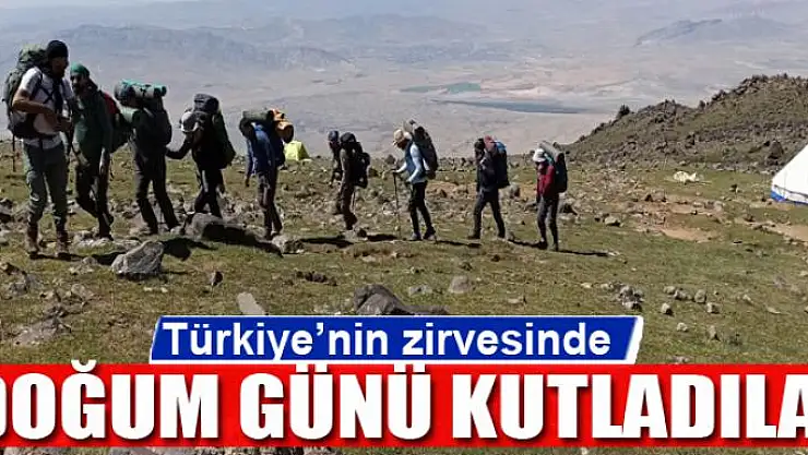 Türkiye'nin zirvesinde doğum günü kutladılar