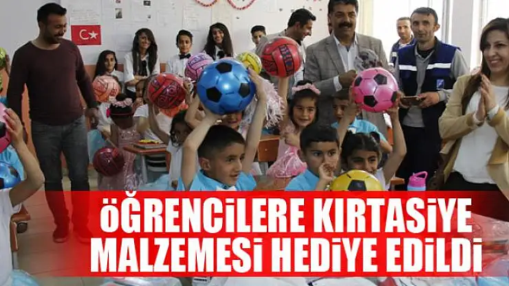 Öğrencilere kırtasiye malzemesi hediye edildi