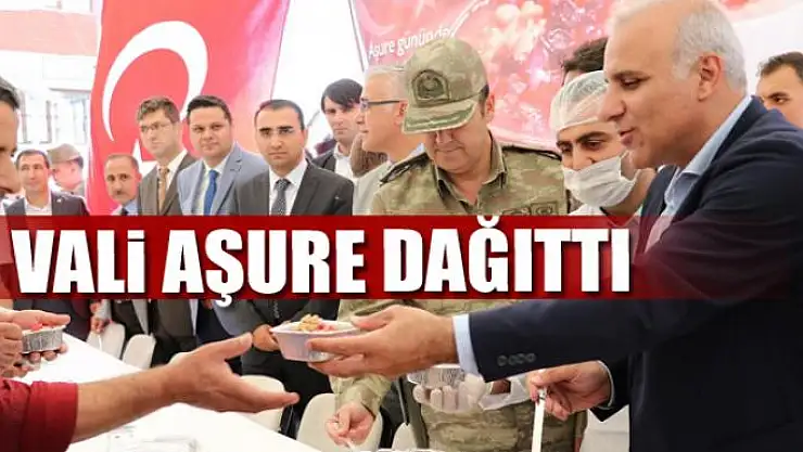 VALİ AŞURE DAĞITTI