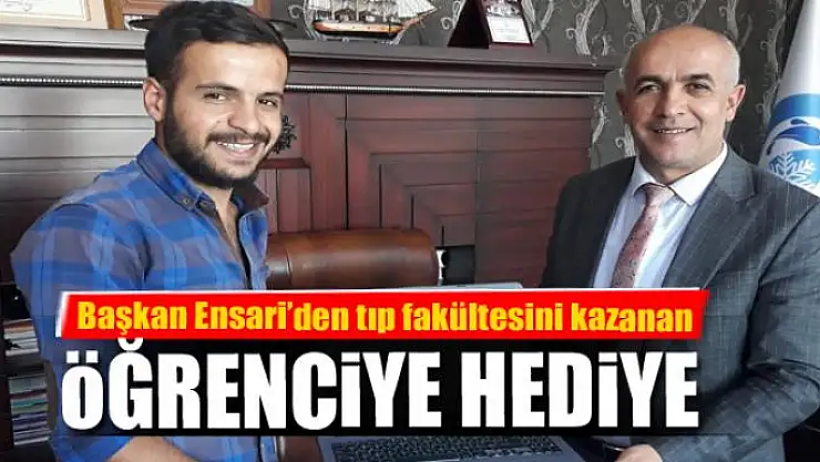 Başkan Ensari'den tıp fakültesini kazanan öğrenciye hediye