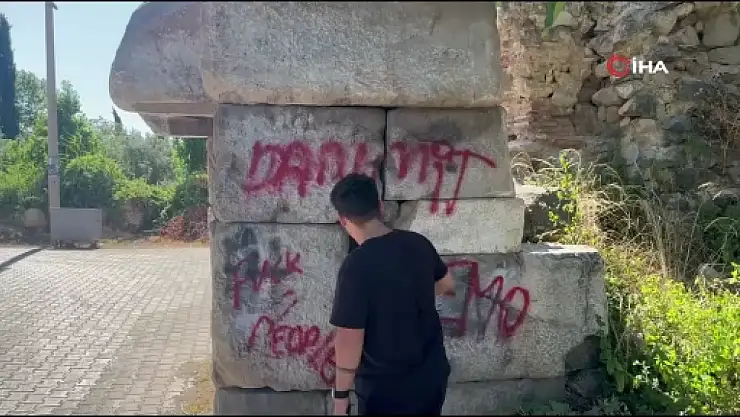 2 bin yıllık tarihi surlara sprey boya ile yazı yazdılar