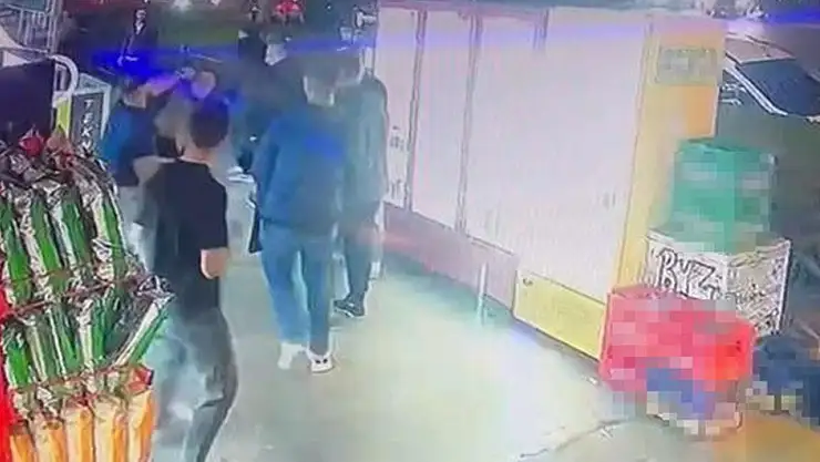 2 Grup arasında çıkan bıçaklı kavga kamerada