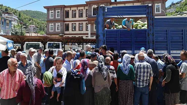 20 ton karpuz ücretsiz dağıtıldı