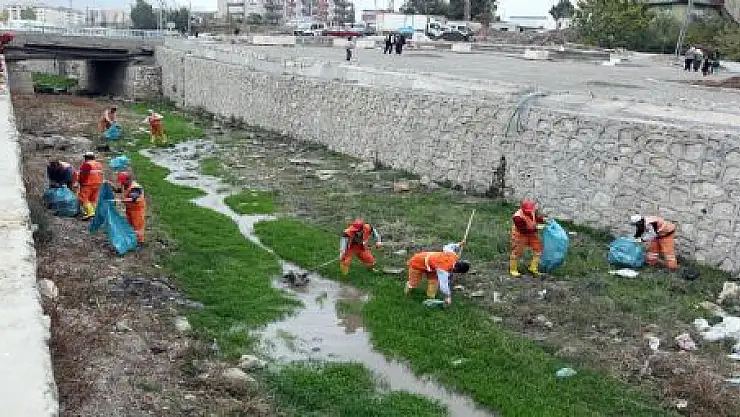 AKKÖPRÜ DERESİ'NDEN 40 TON ÇÖP TOPLANDI