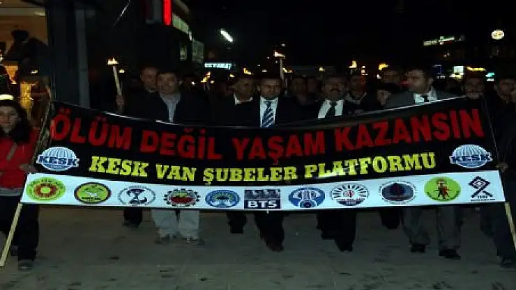 'AÇLIK GREVİ' İÇİN MEŞALELİ YÜRÜYÜŞ